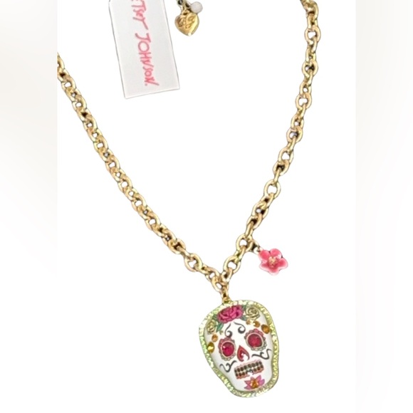 Betsey Johnson Enamel white sugar skull necklace with gold plated chain! NWT🔥